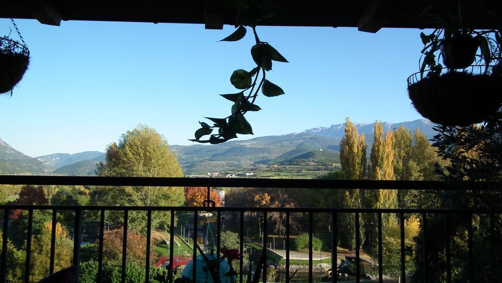 Bed and Breakfast Casa Catharina La Seu d'Urgell Esterno foto